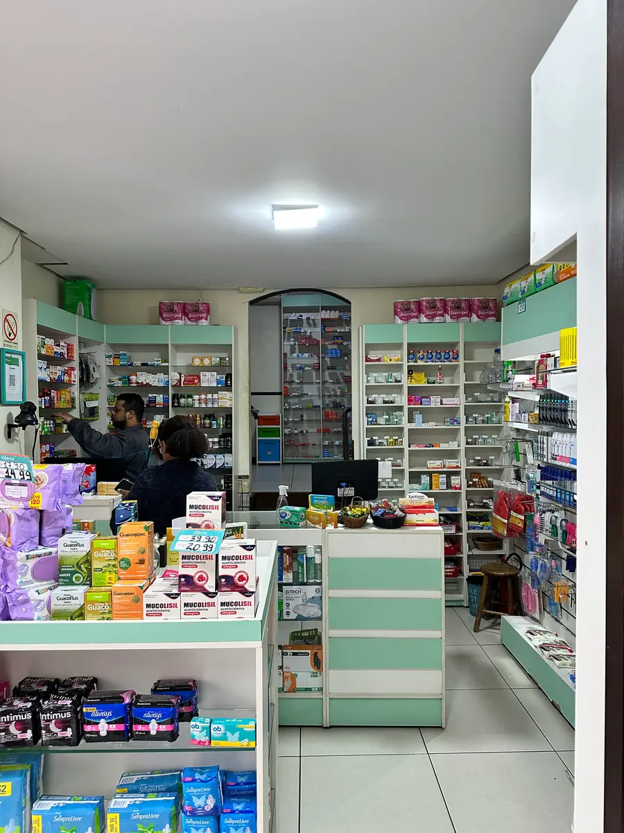 Ambiente interno da Biopharma Farmácia no Centro de Porto Alegre