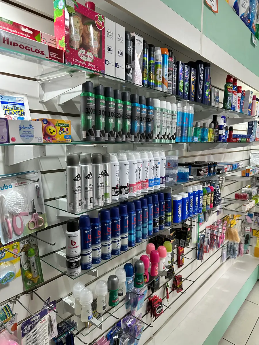 Interior da Biopharma Farmácia — produtos organizados nas prateleiras